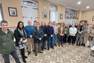 El alcalde de Ferrol, José Manuel Rey Varela, y otros miembros de la Corporación municipal asisten al brindis de Navidad de la Cocina Económica.