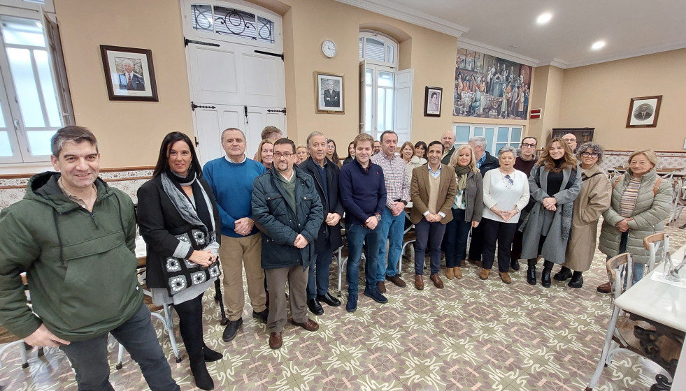 El alcalde de Ferrol, José Manuel Rey Varela, y otros miembros de la Corporación municipal asisten al brindis de Navidad de la Cocina Económica.