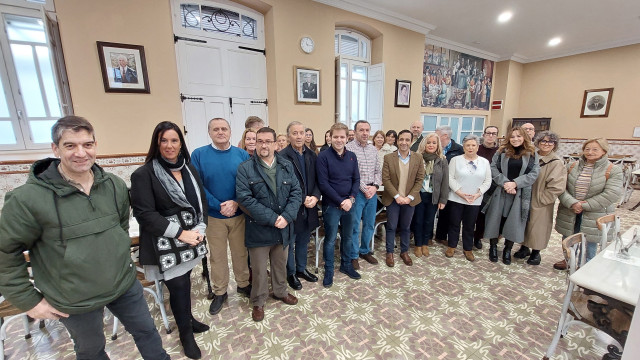 El alcalde de Ferrol, José Manuel Rey Varela, y otros miembros de la Corporación municipal asisten al brindis de Navidad de la Cocina Económica.