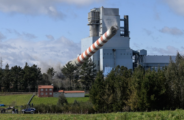 Archivo - Voladura de la chimenea de la central térmica de Meirama, a 1 de marzo de 2023, en Cerceda, A Coruña, Galicia (España). La chimenea, de 204 metros de altura, se ha derribado, mediante una explosión controlada, tras 40 años formando parte del pai