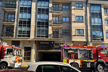 Edificio en el que se ha registrado el incendio y en el que todavía permanecen los Bomberos.