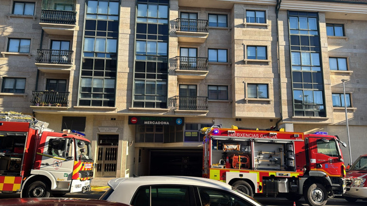 Un incendio en un garaje de Bertamiráns destroza varios coches y obliga a desalojar un edificio y un Mercadona