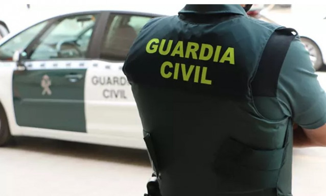 Archivo - Un agente de la Guardia Civil de espaldas en imagen de archivo.