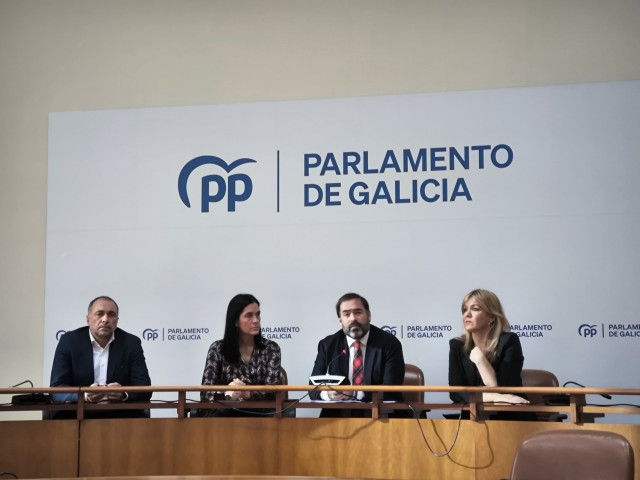 Rueda de prensa del portavoz parlamentario del PPdeG, Alberto Pazos (el segundo por la derecha), junto con los viceportavoces, Julio García Comesaña, Paula Prado y Cristina Sanz.