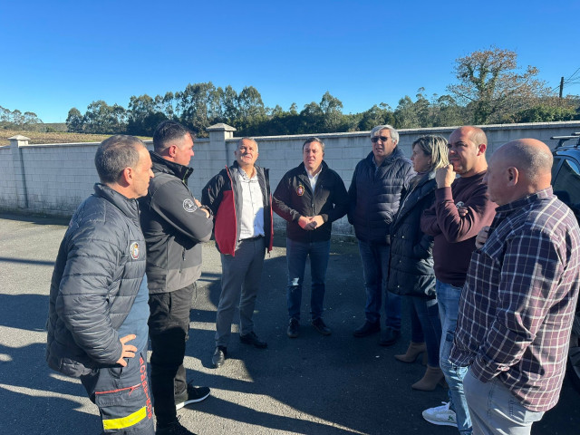 El presidente de la Diputación de A Coruña, Valentín González Formoso, visita el matadero comarcal de Vimianzo