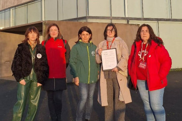 Sindicalistas ante la sede del SERGAS en A Coruña