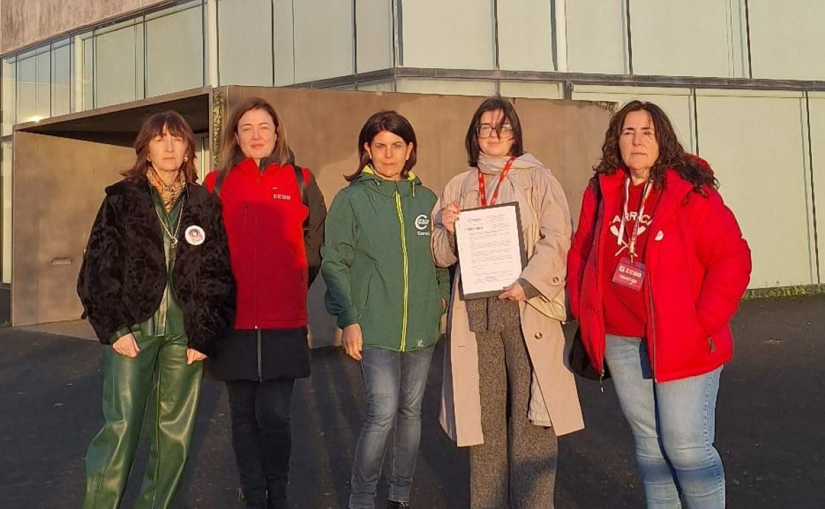 Sindicalistas ante la sede del SERGAS en A Coruu00f1a