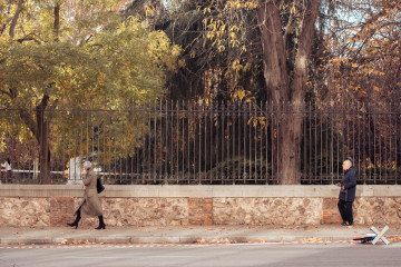 Archivo - Dos personas ancianas caminando, en Madrid (España)