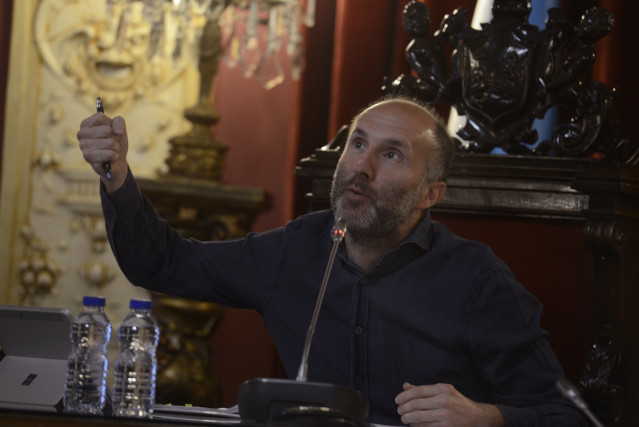 Archivo - El alcalde de Ourense, Gonzalo Pérez Jácome, durante un pleno en el Concello de Ourense, a 6 de mayo de 2022, en Ourense, Galicia (España). El PSOE ha presentado durante el pleno una moción para condenar la actuación del alcalde y exigir a los p