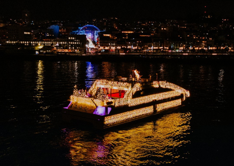 Navidades en las Illas Cíes con recorridos especiales de la naviera Mar de Ons, que triunfa con el 'Barco do Nadal'