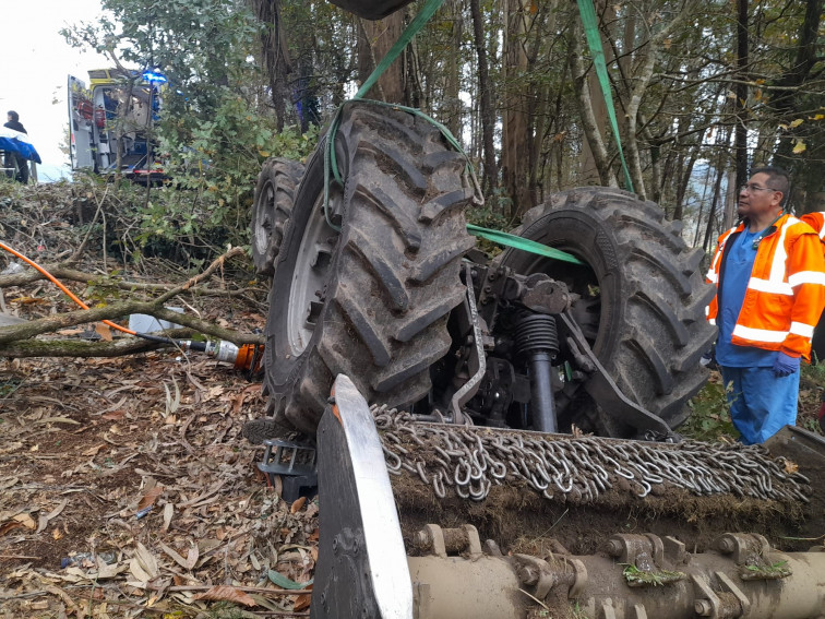 Fallece un hombre en Boiro tras volcar el tractor que conducía