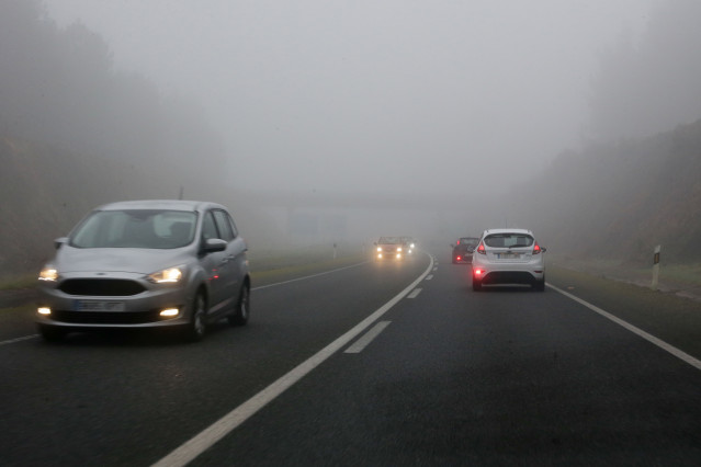 Archivo - Varios coches con faros antiniebla encendidos en una carretera con niebla debida a las heladas por las bajas temperaturas de Monforte, a 26 de enero de 2022, en Lugo, Galicia (España).