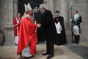 El arzobispo de Santiago, Francisco José Prieto, saluda al delegado regio, Miguel Santalices.