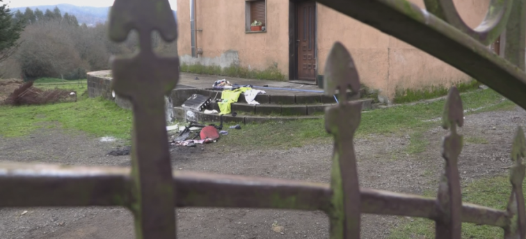 Hospitalizados graves por quemaduras los padres de un bebé de 10 días rescatados en un incendio en Cuntis