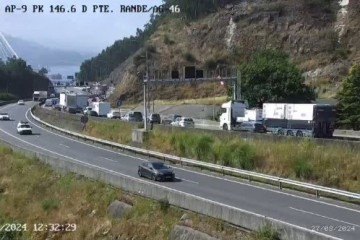 Archivo - Retenciones causadas por un accidente registrado en el Puente de Rande, a 27 de agosto de 2024.