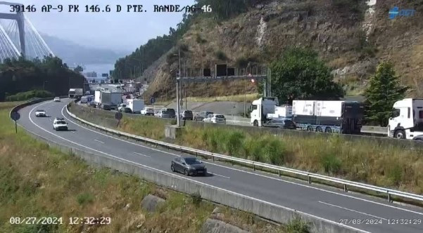 Archivo - Retenciones causadas por un accidente registrado en el Puente de Rande, a 27 de agosto de 2024.