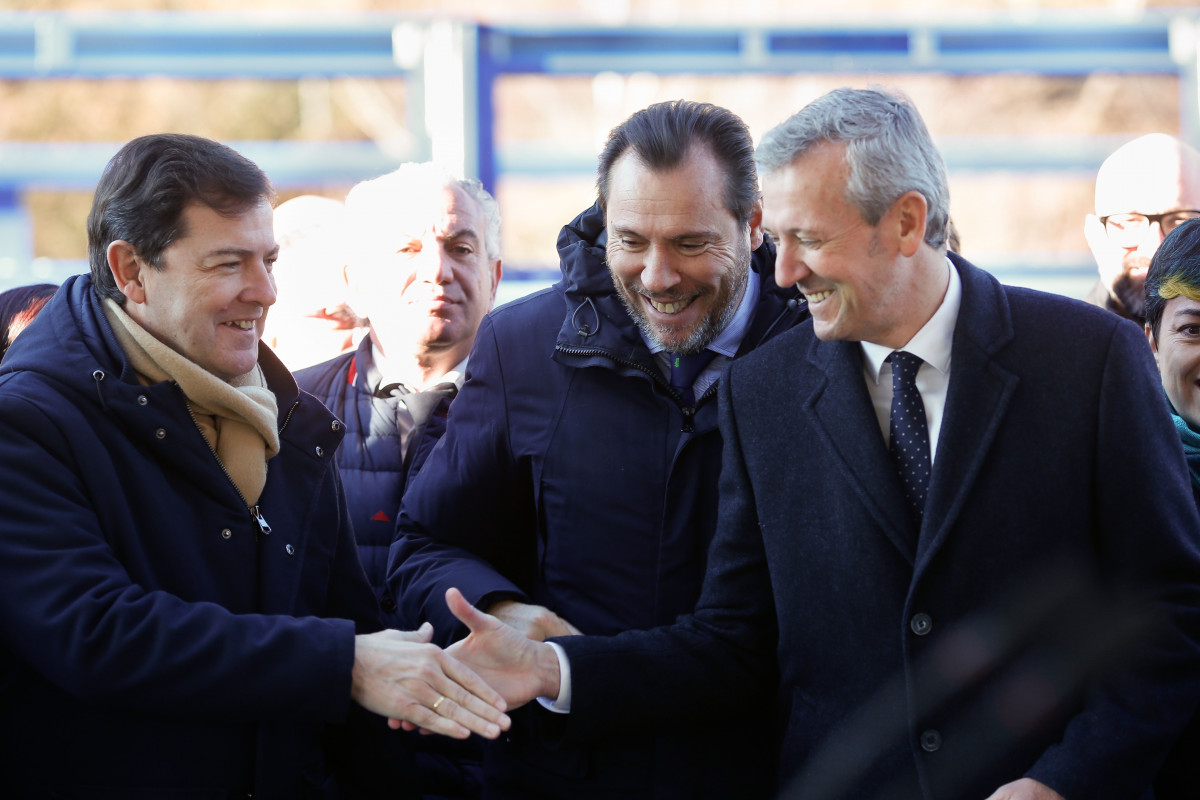 El presidente de la Junta de Castilla y León, Alfonso Fernández Mañueco, el ministro de Transportes y Movilidad Sostenible, Óscar Puente, y el presidente de la Xunta de Galicia, Alfonso Rueda, dur