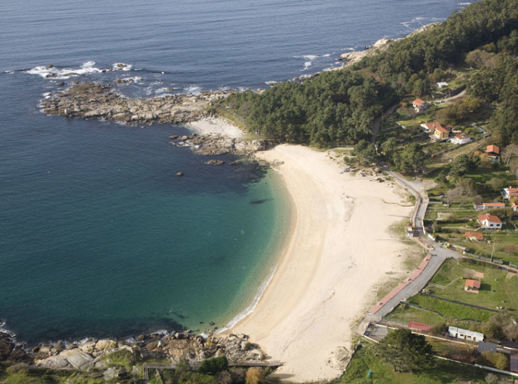 Muere un hombre en una playa de Bueu cuando se encontraba en una zona de difícil acceso