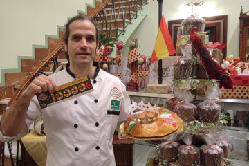 Sergio González, con un roscón y el premio de 10.000 euros.