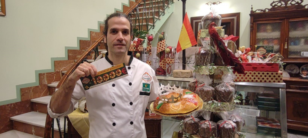 Sergio González, con un roscón y el premio de 10.000 euros.