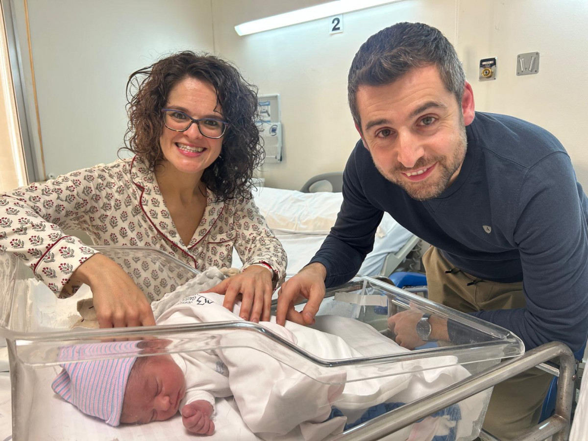 Mauro, el primer bebu00e9 gallego de 2025, con sus madre y su padre en una imagen del SERGAS