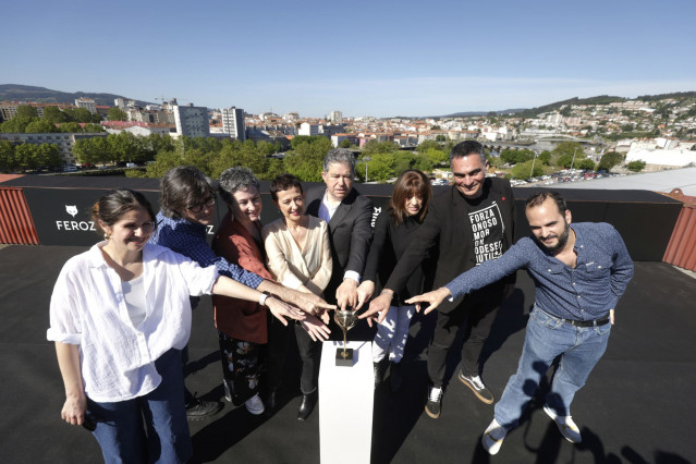 Archivo - El alcalde de Pontevedra, Miguel Anxo Fernández Lores, y la presidenta de AICE, María Guerra, entre otros, en la presentación de las galas de entrega de los Premios Feroz 2025 y 2026, que se celebrarán en la ciudad.