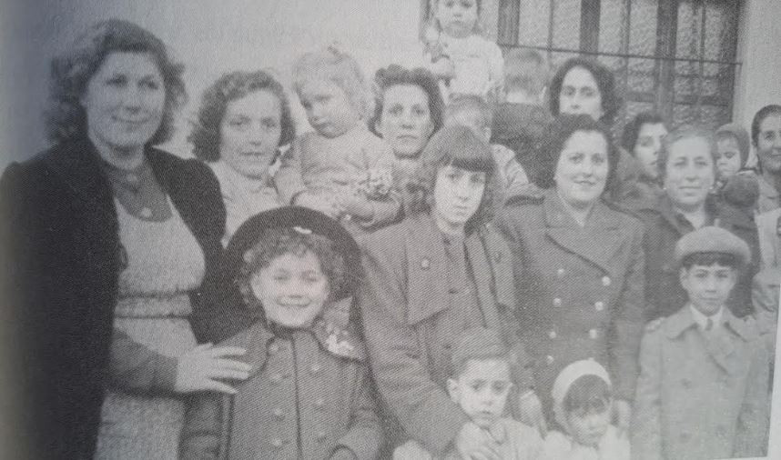 Carmen Filgueiras la primera por la izquierda en una visita familiar cuando estaba presa en A Coruña