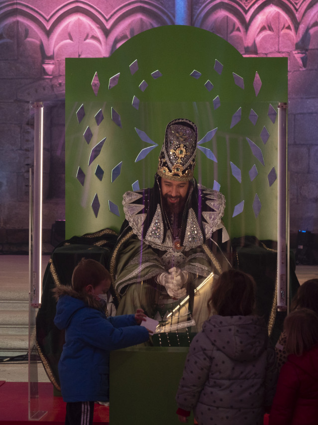 Archivo - Dos niños entregan sus cartas a  los reyes en una cabalgata estática en el parque de Bonaval, a 5 de enero de 2022, en Santiago de Compostela, A Coruña, Galicia (España). Desde la cancelación del desfile, la recepción de los Reyes Magos se ha am