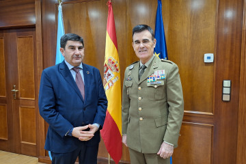 El delegado del Gobierno en Galicia, Pedro Blanco, recibe al general Raimundo Rodríguez