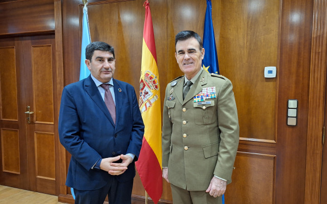 El delegado del Gobierno en Galicia, Pedro Blanco, recibe al general Raimundo Rodríguez