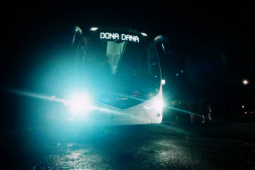 Autobús llegando a la discoteca Dona Dana en una imagen de un vídeo promocional de la discoteca