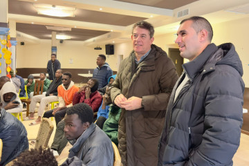 El secretario xeral del PSdeG, José Ramón Gómez Besteiro, visita en Ribeira de Piquín a los participantes en el programa de acogida de refugiados