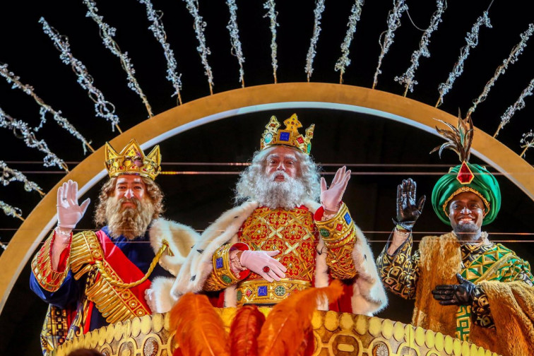 Cabalgatas de los Reyes Magos en Galicia: llegarán por tierra, mar y aire...¿aunque llueva a mares?