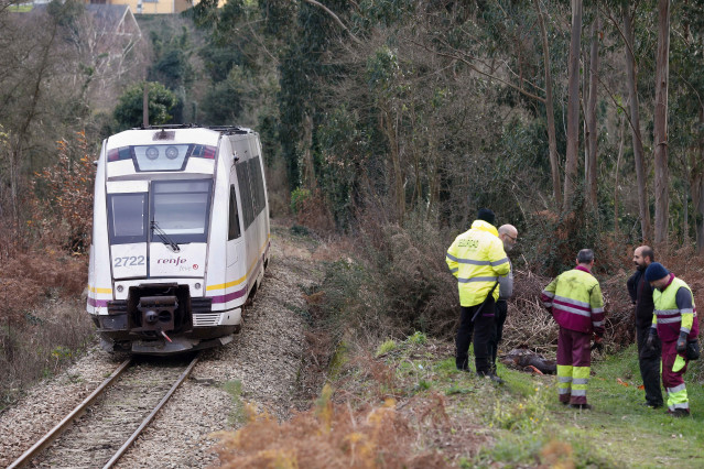 Varias personas trabajan para retirar el tren descarrilado, a 2 de enero de 2025, en Foz