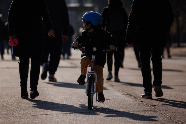 Archivo - Un niño pasea en su bicicleta.