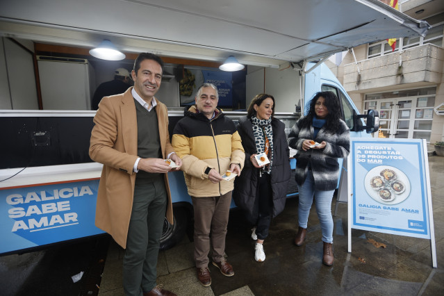 El conselleiro de Mar, Alfonso Villares, visita el foodtruck de 'Galicia sabe amar' en Baleira (Lugo)