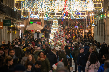 Archivo - Varias personas pasean por el centro de la ciudad de Vigo para disfrutar de la iluminación navideña, a 17 de diciembre de 2022, en Vigo, Pontevedra, Galicia (España). El Concello de Vigo 