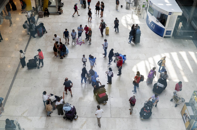 Archivo - Varias personas con maletas en la terminal T4 del aeropuerto Adolfo Suárez Madrid-Barajas, a 30 de agosto de 2024, en Madrid (España).  Las aerolíneas que operan en el Aeropuerto Adolfo Suárez Madrid-Barajas tiene previsto operar 3.412 vuelos en