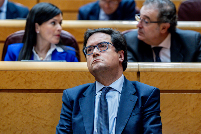 El ministro de Transformación Digital, Óscar López, durante una sesión de control al Gobierno, en el Senado, a 17 de diciembre de 2024, en Madrid (España). El Gobierno se enfrenta a una nueva Sesión de Control en la cámara del Senado donde responderá a la