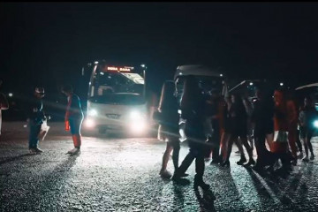 Jóvenes bajándose de noche de los autobuses que los conducen a la Dona Dana de Touro en una imagen del facebook de la discoteca