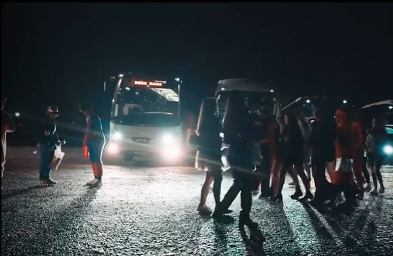 Ju00f3venes baju00e1ndose de noche de los autobuses que los conducen a la Dona Dana de Touro en una imagen del facebook de la discoteca