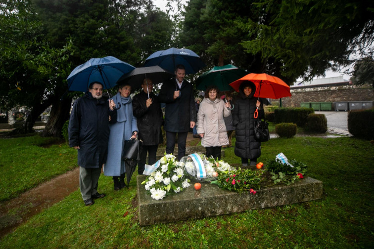 Doble ofrenda floral en Santiago ante las tumbas de Valle-Inclán e Isaac Díaz Pardo