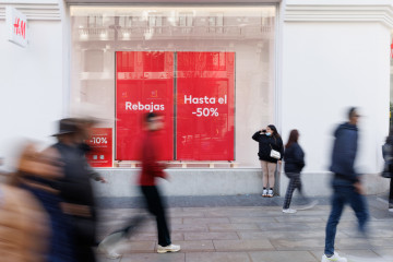 Archivo - Varias personas caminan frente a una tienda de H&M, a 3 de enero de 2023, en Madrid