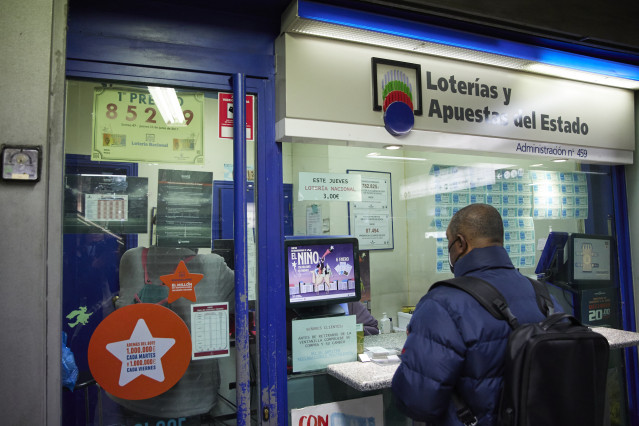 Archivo - Una hombre acude a la administración situada en la zona del AVE de la Estación de Atocha que ha vendido parte del número 44469 correspondiente al segundo premio del Sorteo Extraordinario de la Lotería de Navidad, a 6 de enero de 2022, en Madrid