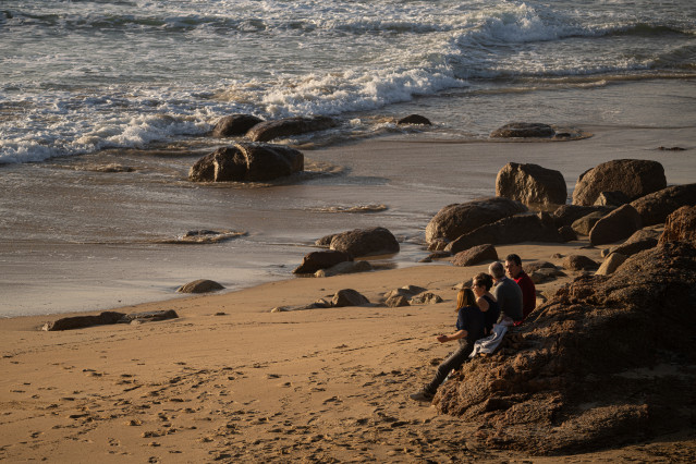 Archivo - Varias personas disfrutan de las altas temperaturas en la playa de A Lanzada, a 25 de enero de 2024, en Sanxenxo, Pontevedra, Galicia (España). Las máximas más altas para este mes de enero en algunas ciudades gallegas son: A Coruña (23.1 grados)