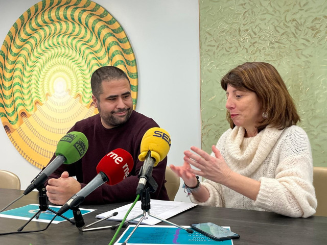 El creador de Orgullo Galego, Borja Iglesias, junto con la responsable del área de Língua de la Diputación de A Coruña, Soledad Agra