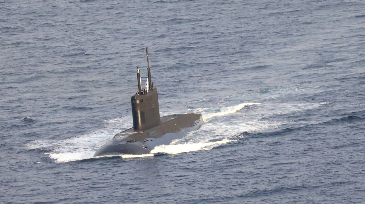 El submarino ruso Pr.636.3 Improved Kilo class Novorossiysk visto despuu00e9s de salir del Mediterru00e1neo en la noche del 2 de diciembre fotografiado por la Armada portuguesa