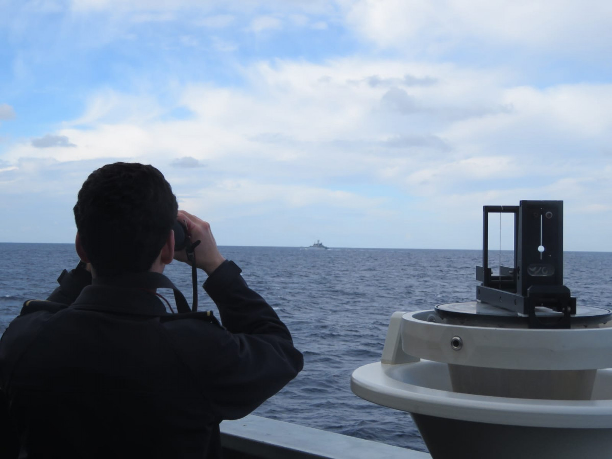 Marino de Porgual observando el buque ruso en una imagen publicada el 3 de enero