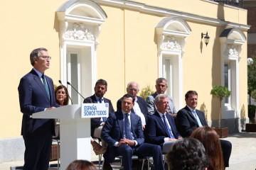 Archivo - El presidente del PP, Alberto Núñez Feijóo, durante una rueda de prensa posterior a la reunión con los barones del PP, el pasado mes de septiembre.