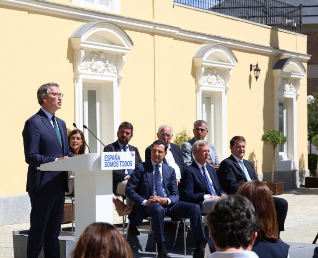 Archivo - El presidente del PP, Alberto Núñez Feijóo, durante una rueda de prensa posterior a la reunión con los barones del PP, el pasado mes de septiembre.